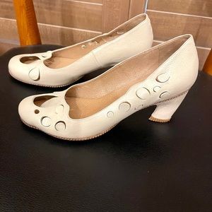 TN 29 Cream Leather cutout design heals